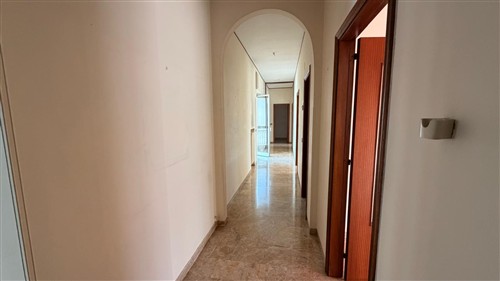 Zona Semi-Centrale, Appartamento di 4 Vani Oltre Accessori, Vano Deposito e Box Auto.